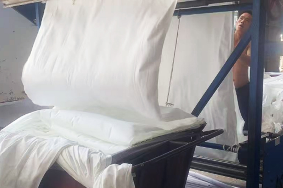 Barvířská tovární výroba - překlápěcí plocha šedé látky