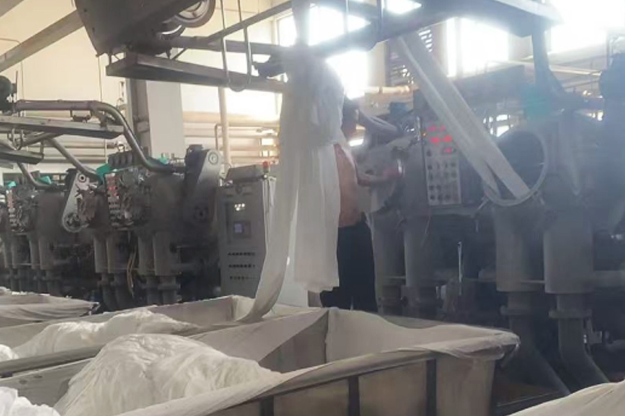 Barvení tovární výroby-šedá látka do válce