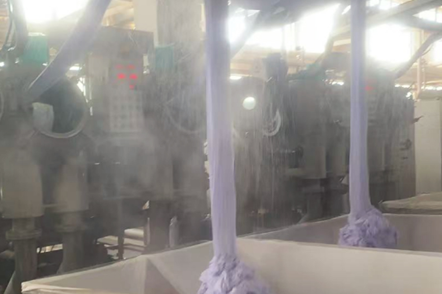 Barvení tovární výroby-polotovaru z válce